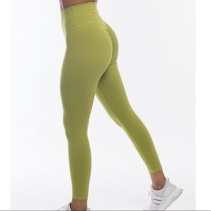 NEW ECHT Womens Scrunch Leggings
